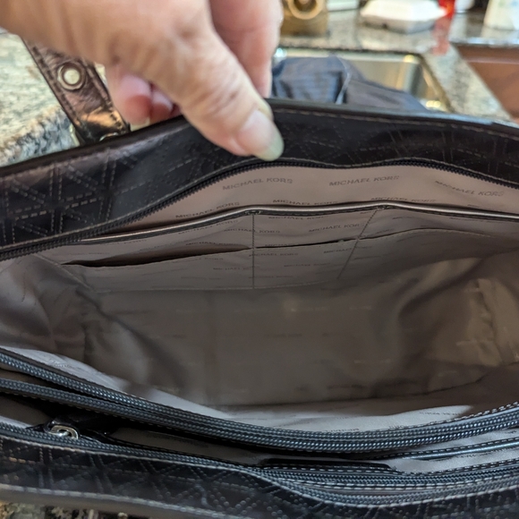 Michael Kors Large Silver Metallic Shoulder bag - Picture 7 of 13